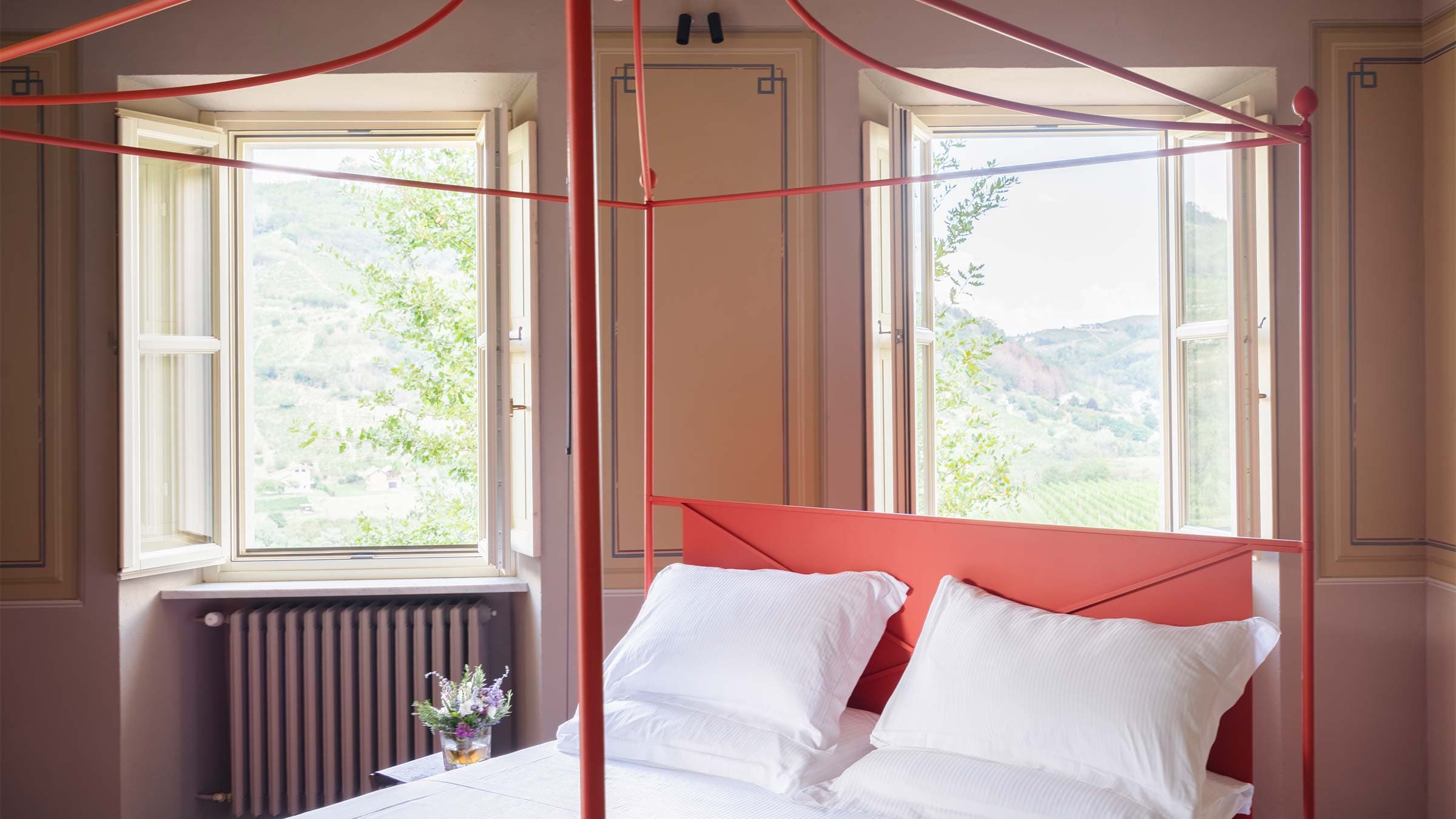 vigne di fagnano la bella estate letto baldacchino vista su langhe