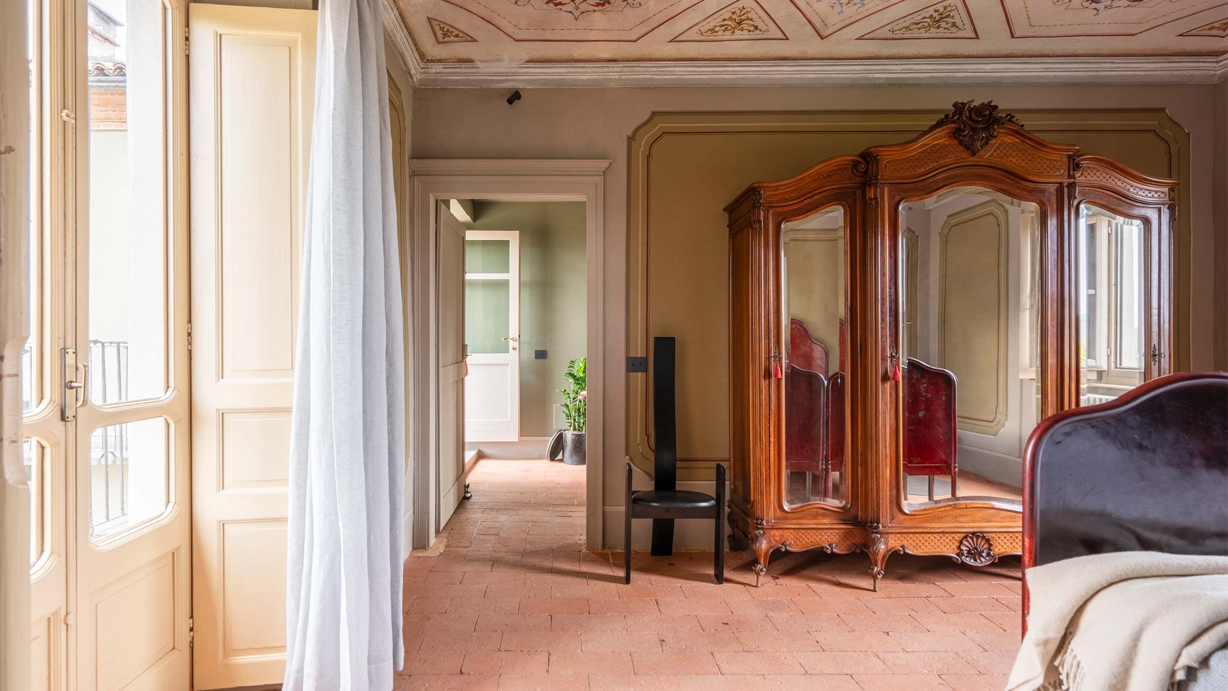 vigne di fagnano la spiaggia ingresso armadio epoca sedia design soffitti affrescati