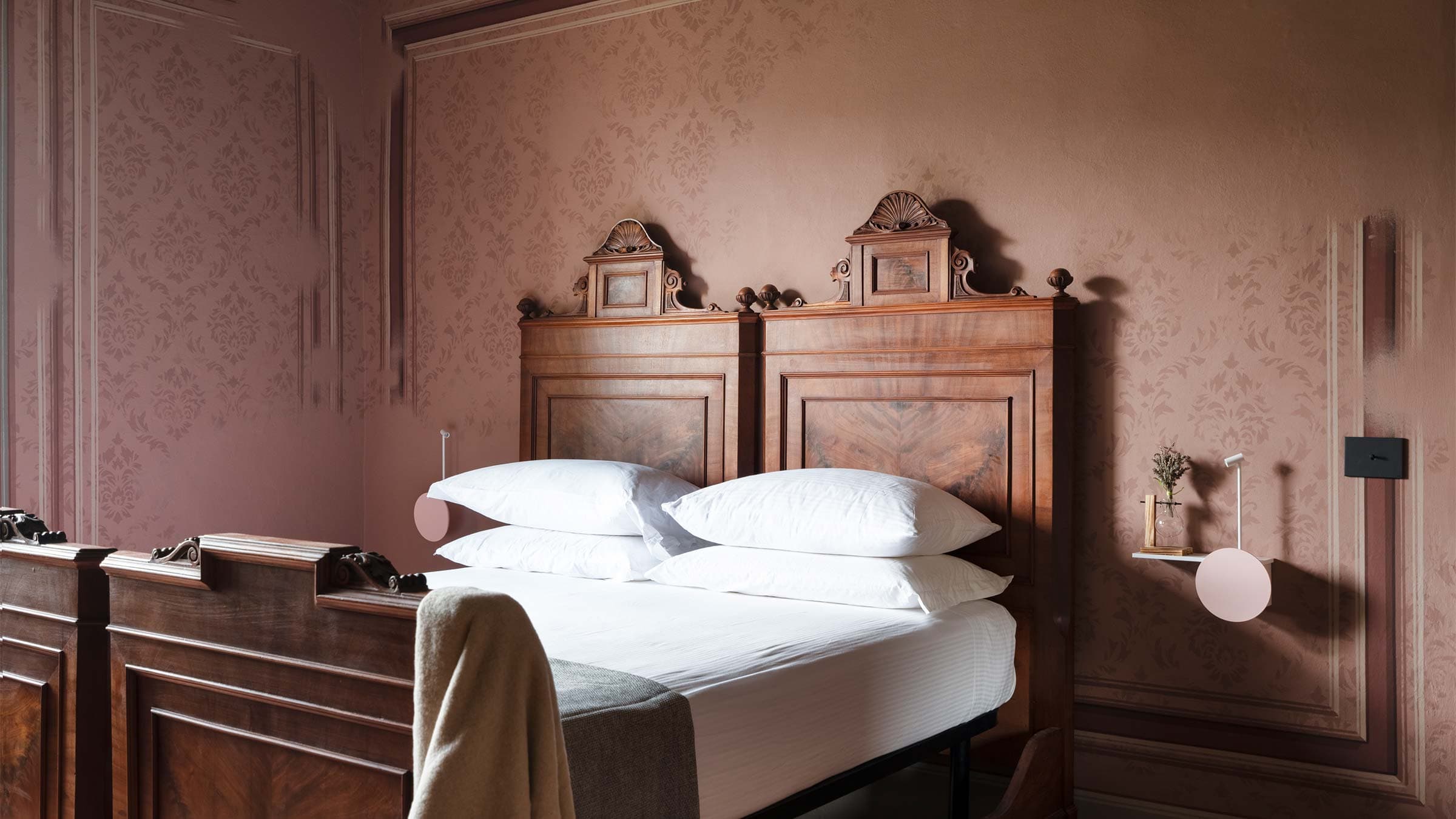 vigne di fagnano paesi tuoi letto muro affrescato foto bianco nero nudo